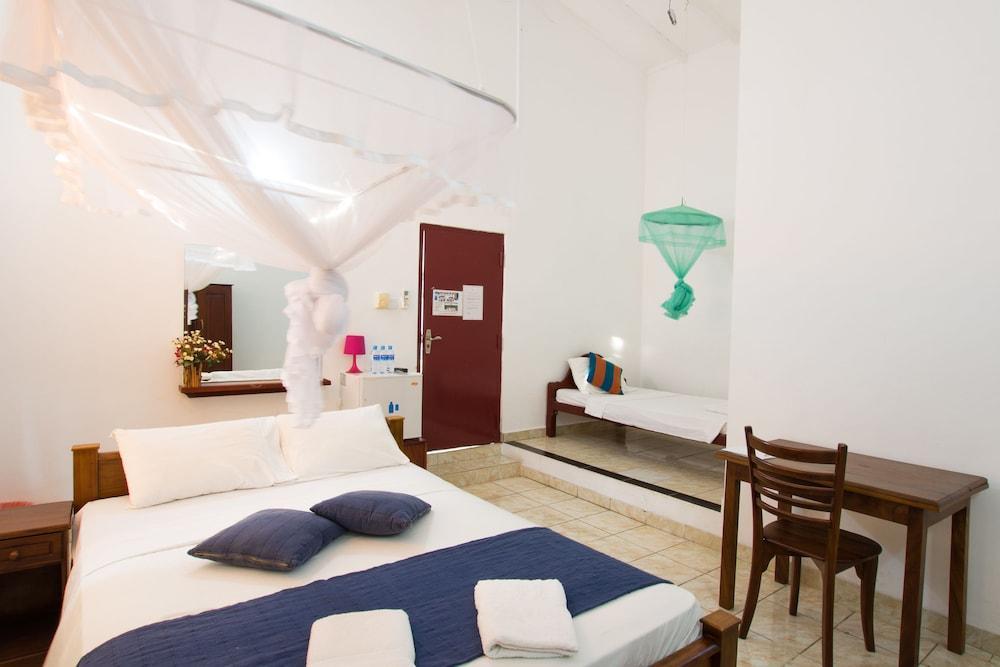 Oyo 347 Hotel Empryean Katunayaka Exteriör bild