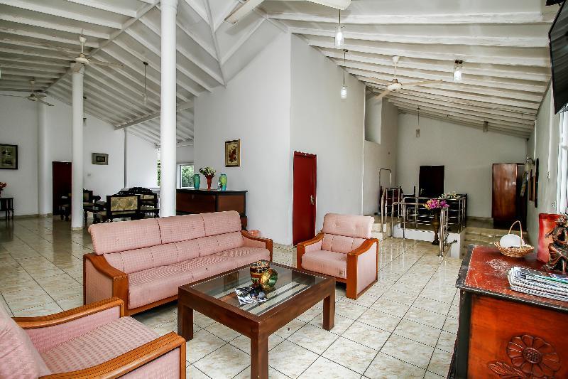 Oyo 347 Hotel Empryean Katunayaka Exteriör bild