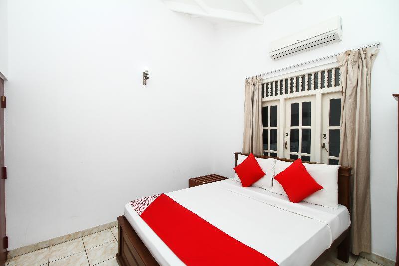 Oyo 347 Hotel Empryean Katunayaka Exteriör bild