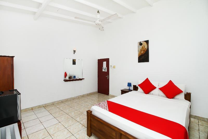 Oyo 347 Hotel Empryean Katunayaka Exteriör bild