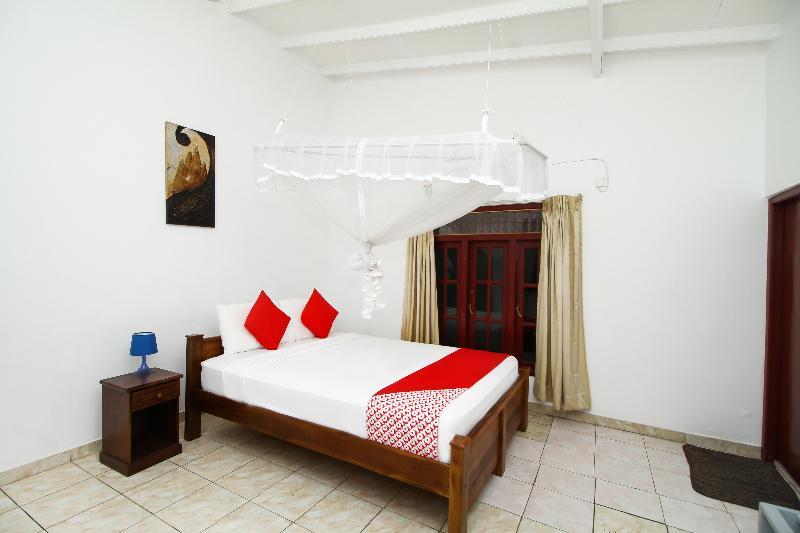 Oyo 347 Hotel Empryean Katunayaka Exteriör bild