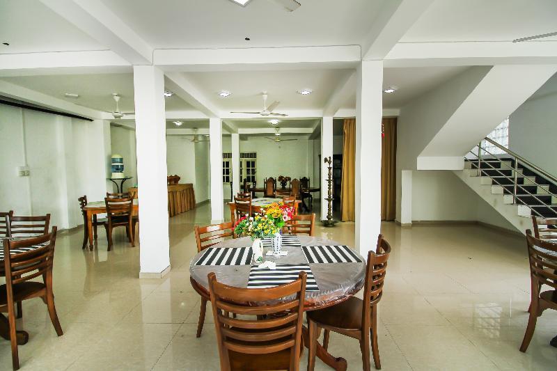 Oyo 347 Hotel Empryean Katunayaka Exteriör bild